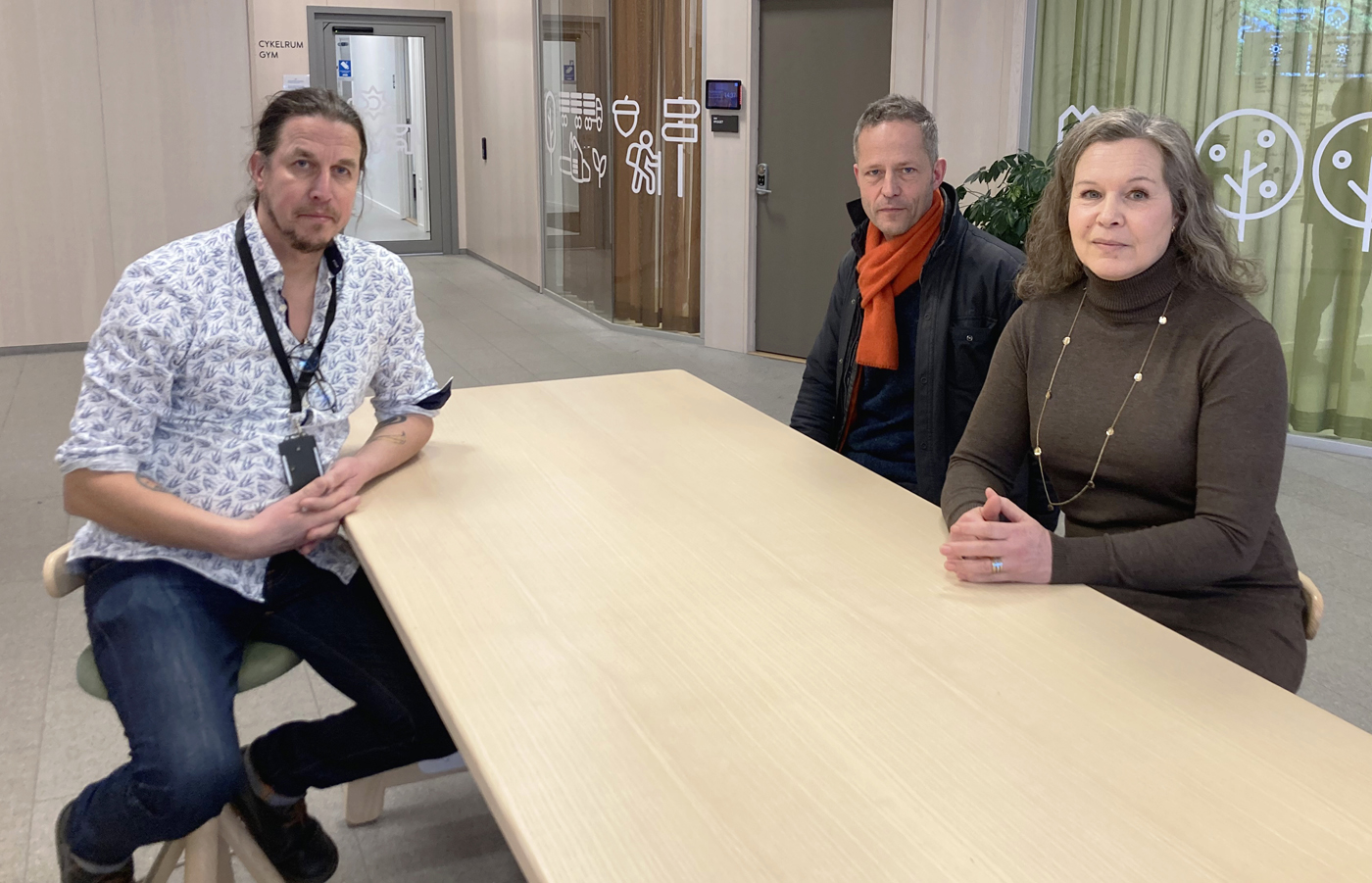 Poddens deltagare Jesper, Karl och Katharina sitter vid ett bord i Jordbruksverkets lokaler.